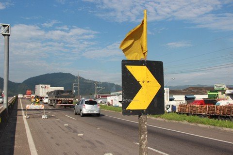 estreitamento-de-pistas-exige-cuidados-1 Os motoristas devem ficar atentos em sete pontos entre Tubarão e Laguna - Foto:Muriel Albonico/Dnit/Divulgação/Notisul
