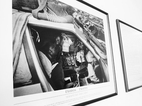 fotos-de-sebastiao-salgado-sao-expostas-1 As 11 fotografias revelam as viagens que Salgado fez ao percorrer as regiões mais remotas do planeta. O artista nasceu em Conceição do Capim, no interior de Minas Gerais - Foto:Tayná Rosick/Prefeitura de Tubarão/Divulgação/Notisul