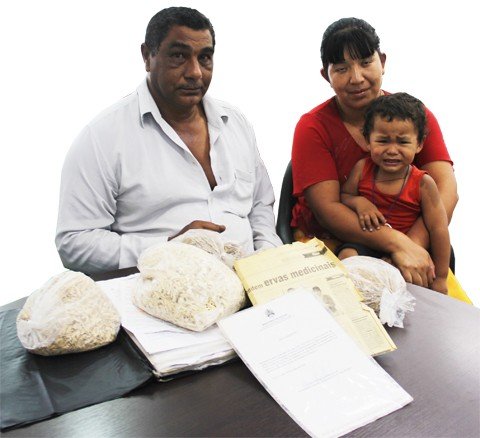 indios-comercializam-ervas-no-centro-de-tubarao-1 Ido Galvão, sua esposa Alzira Sales e um de seus filhos expõem os produtos que são colocados à venda