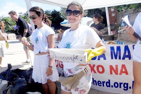 limpeza-e-realizada-nos-molhes-1 Os voluntários encontram todos os tipos de lixos nas praias de Santa Catarina. Foto: ISSB SC/Divulgação/Notisul.