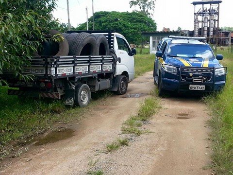 manifestacao-e-impedida-1 Um grupo de Tubarão foi flagrado com uma carga de pneus que seriam usados na paralisação - Foto: PRF de Tubarão/Notisul