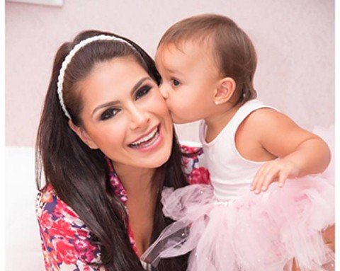 miss-posa-para-fotografo-tubaronense-1 Natália com uma das filhas em um momento ‘fofura’ - Foto:Davi Nascimento/Divulgação/Notisul