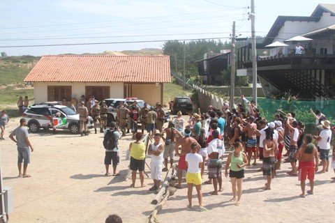 moradores-cobram-mais-policiamento-1 Representantes da comunidade negociaram com os policiais militares - Foto:Reinaldo Langer Jaeger/Divulgação/Notisul