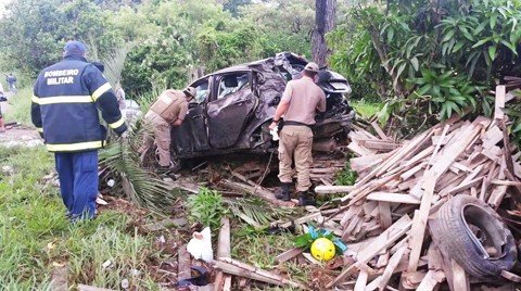 motorista-morre-apos-capotamento-1 Com o forte impacto, o condutor não resistiu aos graves ferimentos. A Polícia Militar também atuou na ocorrência. Foto: Eder Silva/Divulgação/Notisul.