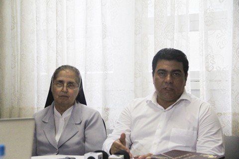 nada-mudara-no-hnsc-1 A Irmã Enedina e o diretor coorporativo da Associação Congregação de Santa Catarina, Antônio Azevedo, esclareceram como funcionará a gestão do HNSC
