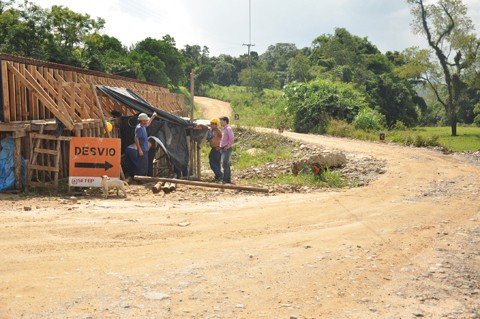 obras-seguem-em-ritmo-acelerado-1 Contemplada nesta etapa, a pavimentação do trecho entre Grão-Pará e a Serra do Corvo Branco tem o prazo de conclusão previsto em 900 dias - Foto:Chênia Cenci/SDR Braço do Norte/Divulgação/Notisul