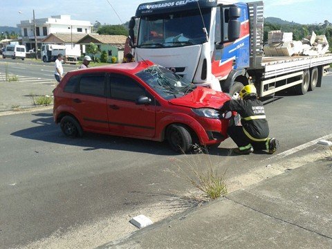 ocupantes-sofrem-ferimentos-leves-1 Três pessoas que estavam no carro foram levadas ao hospital antes da chegada dos bombeiros - Foto:Bombeiros Voluntários de Jaguaruna/Notisul