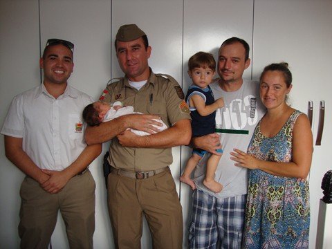 recem-nascido-e-salvo-por-policiais-1 No encontro de agradecimento estavam o agente temporário Higor, o sargento Cícero com o recém-nascido Pedro Henrique no colo, Giovani com o filho João Luiz e Carla, a mãe do bebê