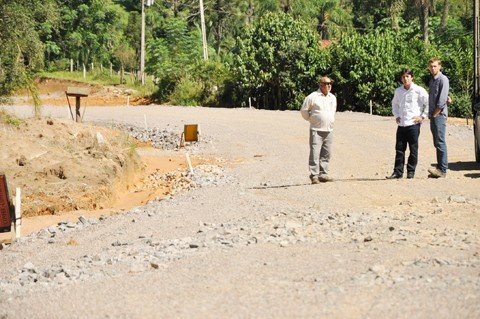 trabalhos-seguem-na-rodovia-1 O secretário de desenvolvimento regional em Braço do Norte, Roberto Kuerten Marcelino, vistoriou a obra ontem - Foto:Chênia Cenci/SDR/Divulgação/Notisul