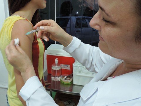 vacinacao-contra-o-hpv-inicia-dia-10-1 As meninas que pertencem à faixa etária de 11 a 13 anos e que ainda não receberam a primeira dose contra o HPV devem ir até uma unidade de saúde - Foto:Daniela Goulart/Prefeitura de Tubarão/Divulgação/Notisul