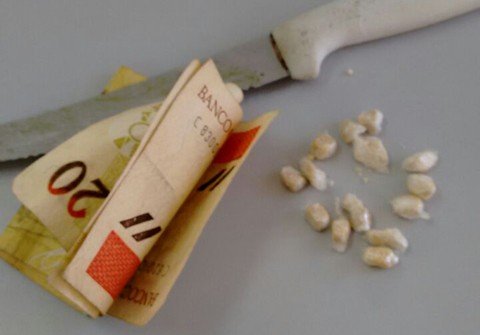 adolescente-ameaca-policiais-com-uma-faca-1 Além da apreensão da droga, a faca usada para enfrentar os policiais também foi retida - Foto:Polícia Militar de Tubarão/Divulgação/Notisul