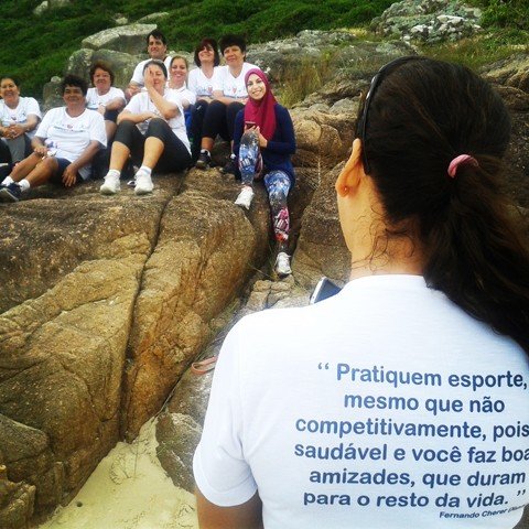 caminhada-a-praia-integra-atividades-1 A equipe do Núcleo de Apoio à Saúde da Família promoveu a prática do exercício físico aliada às belezas naturais - Foto:Prefeitura de Laguna/Divulgação/Notisul
