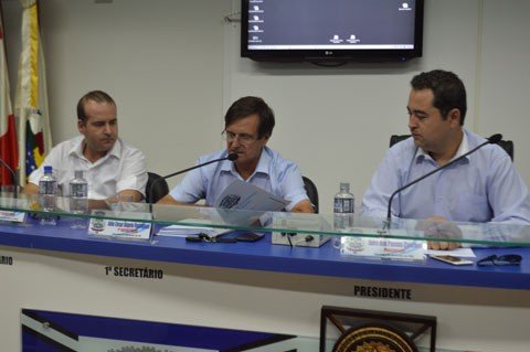 comissao-ouvira-o-prefeito-1 O presidente da comissão Evandro Almeida (PMDB), Nilton de Campos (PSDB), como relator, e Clodoaldo de Medeiros (PT) como membro, após ouvirem o prefeito darão um parecer acerca dos relatos e fim ao processo - Foto:Lily Farias/Divulgação/Notisul