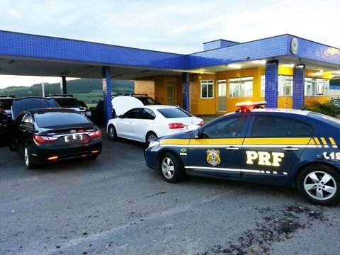 dois-homens-sao-detidos-por-roubo-e-clonagem-1 Os dois veículos eram conduzidos por mineiros e foram detidos na BR-101 em Tubarão - Foto:Polícia Rodoviária Federal de Tubarão/Divulgação/Notisul