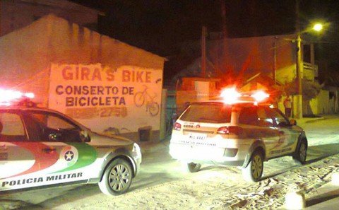 dois-jovens-sao-assassinados-1 Policiais militares foram acionados por populares no bairro Campo de Fora, em Laguna, na morte da jovem. Foto: Elvis Palma/Divulgação/Notisul.