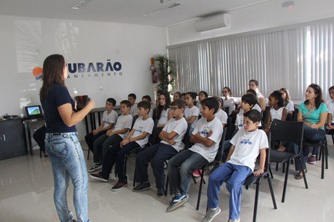estudantes-visitam-estacao-de-tratamento-de-agua-1 Alunos de escolas municipais de Tubarão visitaram durante esta semana a Estação de Tratamento de Água (ETA) - Foto:Plantão Assessoria/Tubarão Saneamento/Divulgação