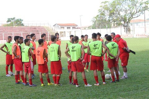 falta-de-alimentos-e-apontada-por-atletas-1 Depois que alguns jogadores foram para o Atlético Tubarão, o elenco que permaneceu no Leão do Sul seguiu com os treinos ontem à tarde