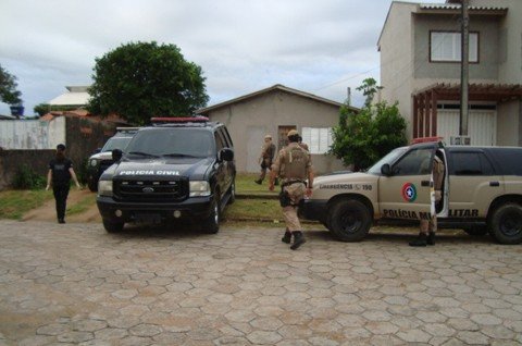 mandado-de-busca-e-apreensao-e-cumprido-1 De posse de todos os documentos necessários e investigados os polícias deram voz de prisão à suspeita - Foto:DIC de Laguna/ Divulgação/Notisul