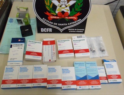medicamentos-sao-apreendidos-1 As receitas médicas de porte dos suspeitos eram preenchidas de forma inverídica - Foto:Polícia Militar de Tubarão/Divulgação/Notisul
