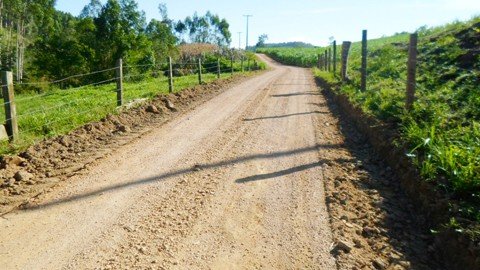 melhorias-sao-realizadas-apos-as-chuvas-1 As estradas receberam os serviços de limpeza de sarjetas, tubulação e colocação de areião - Foto:Bertoldo Kirchner Weber/Prefeitura de São Ludgero/Divulgação/Notisul