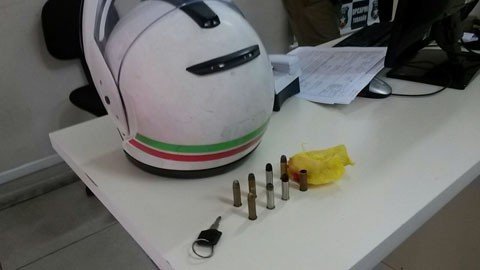 motocicleta-e-recuperada-1 Além de recuperar a motocicleta, ainda foram encontradas armas e munições - Foto:Polícia Militar de Tubarão/Divulgação/Notisul