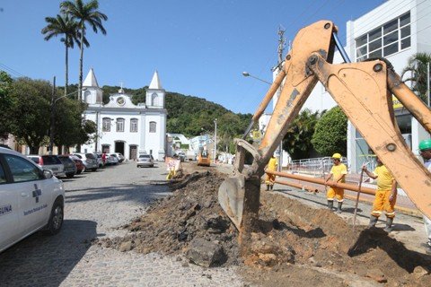 obras-de-saneamento-sao-tema-de-encontro-1 De acordo com o secretário de obras, Renato de Oliveira, a Confer não realiza os serviços corretamente - Foto:Marco Bocão/Prefeitura de Laguna /Divulgação/Notisul