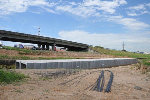 obras-devem-retornar-hoje-1 A construção de bueiros celulares fazem parte dos trabalhos de construção da nova estrada
