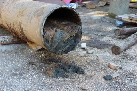 obras-paralisarao-o-abastecimento-de-agua-1 Estas incrustações são sólidas e não se misturam à água. Durante muito tempo ficam coladas nas paredes das redes - Foto:Plantão Assessoria/Divulgação/Notisul
