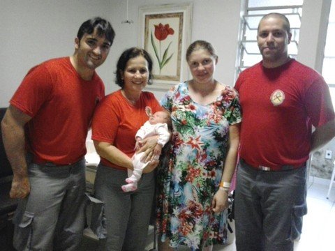 parto-e-realizado-dentro-de-ambulancia-1 Dentro da viatura a mãe seguiu todas as orientações dos socorristas e sem problemas deu à luz - Foto:Bombeiros Voluntários de Jaguaruna/Notisul
