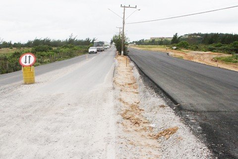 pistas-ficam-prontas-em-abril-1 A avenida terá pista dupla dos dois lados, cada uma com 3,50 metros de largura e acostamento com 1,50 metro, com canteiro central de dois metros. Foto: Marco Bocão/Prefeitura de Laguna/Divulgação/Notisul.
