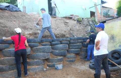 pneus-sao-utilizados-como-muro-de-contencao-1 Existe dificuldade no descarte de pneus. Além de contribuírem com a prevenção, são utilizados de forma correta - Foto:Prefeitura de Tubarão/Divulgação/Notisul