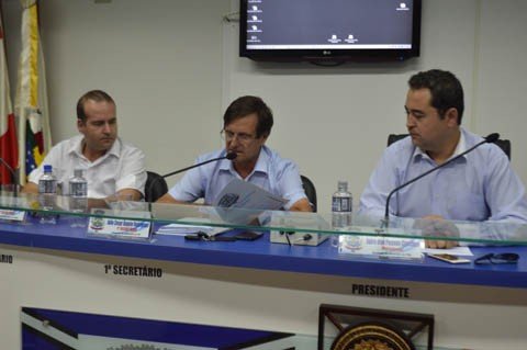 prefeito-pode-ser-cassado-1 Por 12 votos a favor, quatro contra e uma ausência justificada, foi formada em dezembro uma comissão processante - Foto:Lily Farias/Câmara de vereadores/Divulgação/Notisul