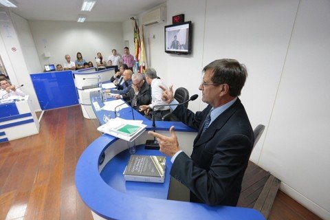 processo-e-encaminhado-ao-mp-1 O vereador Nilton de Campos (PSDB) abriu a sessão com a leitura do relatório final da Comissão Processante - Foto:Gilmar Estevam/Câmara de Vereadores/Divulgação/Notisul