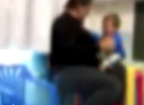 professora-e-presa-1 Nas imagens, a educadora agride um bebê de 1 ano e 5 meses com tapas, socos na cabeça e fortes sacudidas - Foto:Reprodução/Divulgação/Notisul