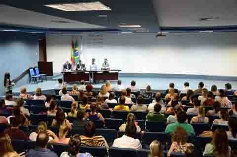 profissionais-iniciam-na-regiao-1 A apresentação dos Mais Médicos ocorreu em Florianópolis - Foto:Secretaria Estadual da Saúde/Divulgação/Notisul