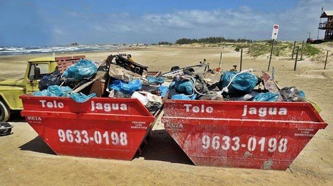quatro-toneladas-de-lixo-sao-retiradas-das-praias-1 Os principais materiais encontrados foram latas, garrafas, caixas e redes de pesca e sacolas plásticas - Foto:João Baiuka/Divulgação/Divulgação/Notisul