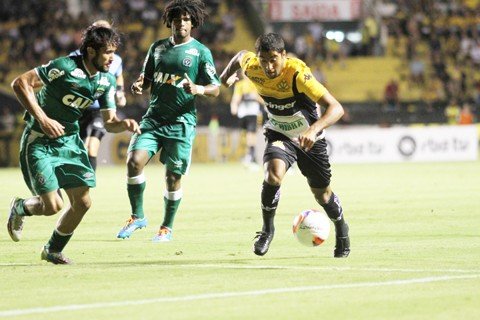 tigre-fica-na-igualdade-com-a-chapecoense-1 O Atacante Maurinho tenta sair da forte marcação dos jogadores da Chapecoense no jogo deste sábado. Foto: Fernando Ribeiro/Criciúma E.C./Divulgação/Notisul.