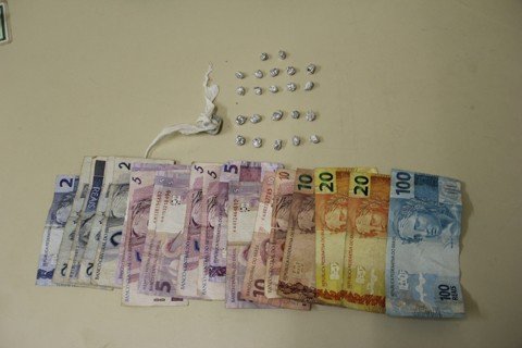 tres-homens-sao-presos-em-abordagens-policiais-1 Com os suspeitos na Área Verde forma pegos as pedras de crack, a maconha e dinheiro - Foto: