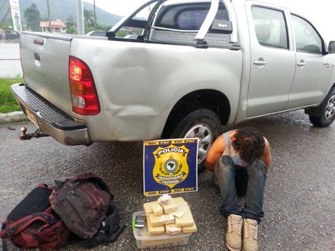 11-quilos-de-maconha-e-105-comprimidos-sao-apreendidos-1 Nos pacotes distribuídos no Palio e na Hilux, estavam a maconha e os comprimidos - FotoPolícia Rodoviária Federal/Divulgação/Notisul
