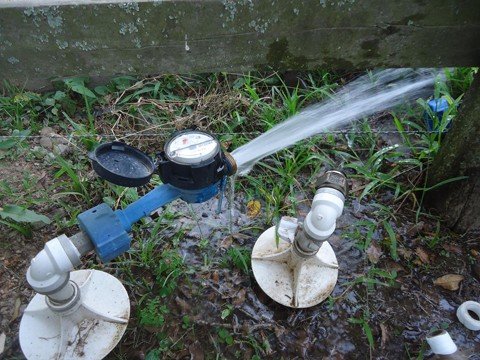 abastecimento-de-agua-e-prejudicado-1 Muitos atribuem as ligações clandestinas, para burlar a cobrança das tarifas pelo consumo mensal da água. Porém, os prejuízos não são só financeiros, mas também ambientais - Foto:Plantão Assessoria/Divulgação/Notisul