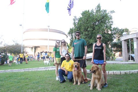 adesao-e-fraca-na-regiao-1 Poucas pessoas foram à praça na tarde de ontem. Os que compareceram levaram crianças e cachorros para aproveitar o dia de sol e passear