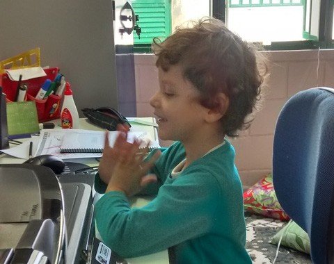 aluno-aprende-a-lingua-de-sinais-1 O pequeno, em mais uma vídeo-aula, também é acolhido pelo atendimento de educação especializada da escola Elizabeth Ulysséa Arantes Foto:Prefeitura de Laguna/Divulgação/Notisul