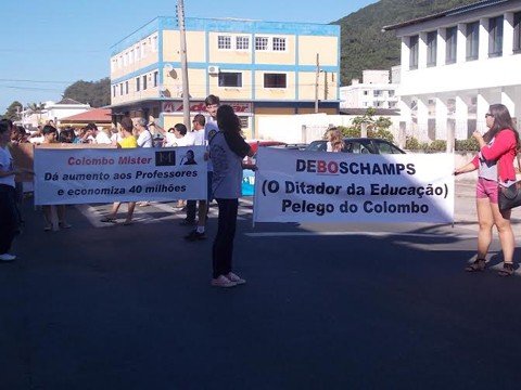 alunos-saem-as-ruas-em-apoio-aos-professores-1 Centenas de estudantes e professores participaram do ato nesta sexta-feira, em Imbituba - Foto:Rudmar Corrêa/ Sinte Laguna/Notisul