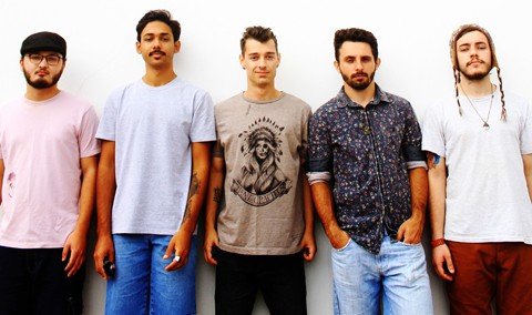 banda-de-tubarao-lanca-primeiro-disco-1 Quando são questionados em como eles se veem, os cinco dão a mesma resposta: “somos uma tribo” - Foto:Mayra Lima/Divulgação/Notisul