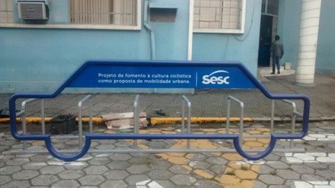 bicicletario-e-instalado-no-centro-1 A estrutura chama a atenção pelo formato diferenciado de um carro - Foto:Prefeitura de Tubarão/Divulgação/Notisul