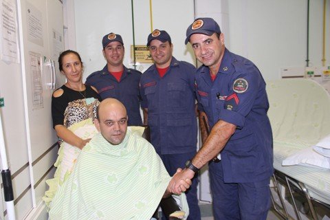 bombeiros-conhecem-vitima-de-infarto-1 Carlos fez angioplastia e cateterismo, e agora comemora uma nova fase de sua vida