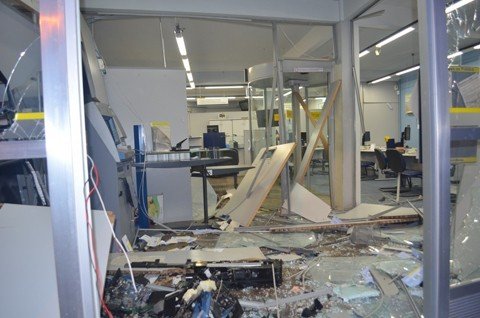 caixa-eletronico-e-explodido-1 Para entrar na agência, os bandidos quebraram a porta e, depois, usaram dinamite para estourar um caixa - Foto:Stéphanie Piava/Divulgação/Notisul