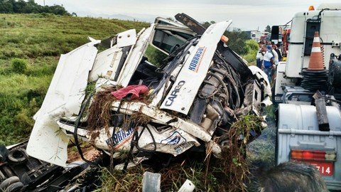 caminhoneiro-morre-ao-despencar-de-rodovia-1 Para a retirada do corpo, foi necessário antes um veículo guincho para a remoção do caminhão - Foto:Juan Todescatt/BandSC/Divulgação/Notisul