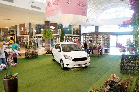 carro-sera-sorteado-1 A promoção e a exposição iniciaram ontem e seguem até o próximo dia 10 - Foto:Julie Menegaz/Farol Shopping/Divulgação/Notisul
