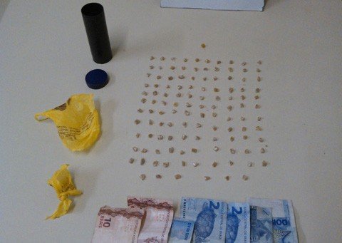 cinco-pessoas-sao-detidas-em-ronda-policial-1 Além dos 116 papelotes de crack, a polícia também apreendeu R$ 30 reais - Foto:Polícia Militar de Tubarão/Divulgação /Notisul